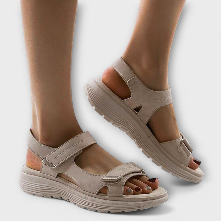 Premium komfortsandaler for kvinner, ergonomisk design og justerbare stropper. Optimal støtte for lange turer.