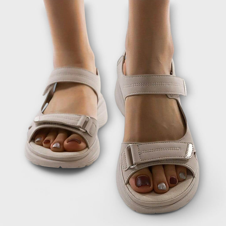 Moderne damessandaler med ergonomisk passform. Lettvektige og stilige komfortsandaler for sommerens aktiviteter.