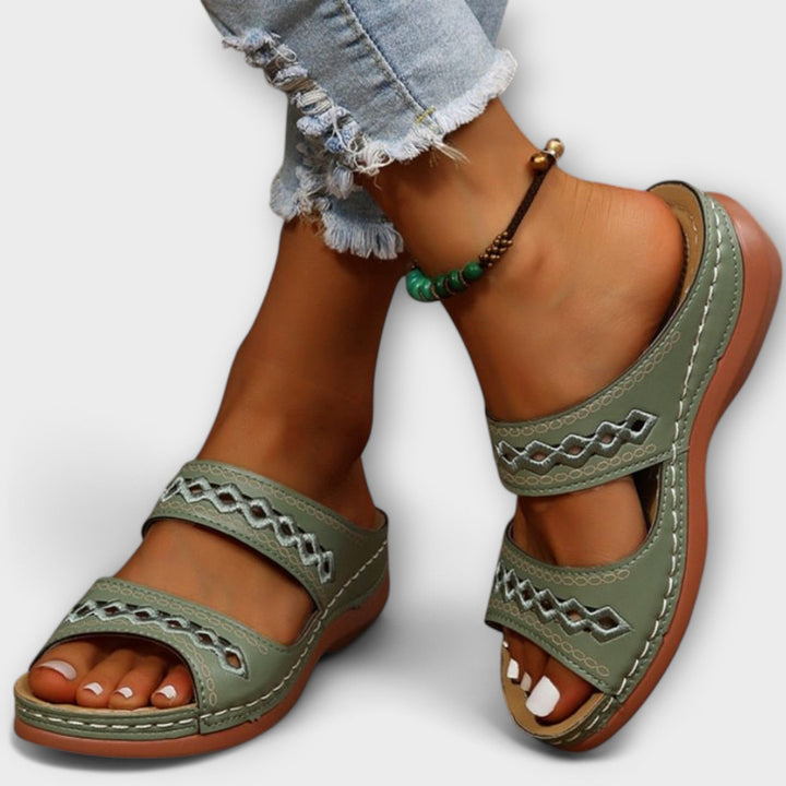 Moderne flerfargede damesandaler med stilrent design. Lette og åpne sko for en luftig sommerfølelse.