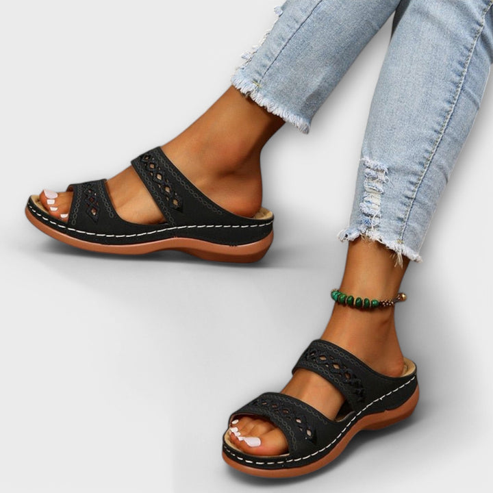 Kvinnelige komfortable sandaler for sommeren. Stilrene og lette damesko, perfekt for elegant hverdag eller fest.