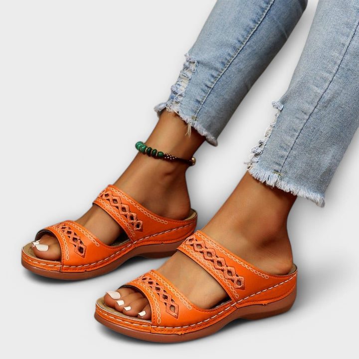 Flerfargede sommer sandaler til dame, gir elegant stil og komfort. Moderne, lette og åpne sko for enhver anledning.