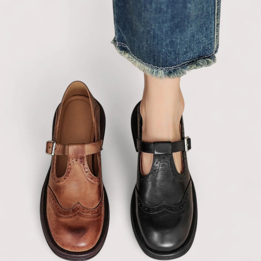 Brune klassiske Mary Jane flats, komfortable og stilige sko for kvinner med elegant touch.