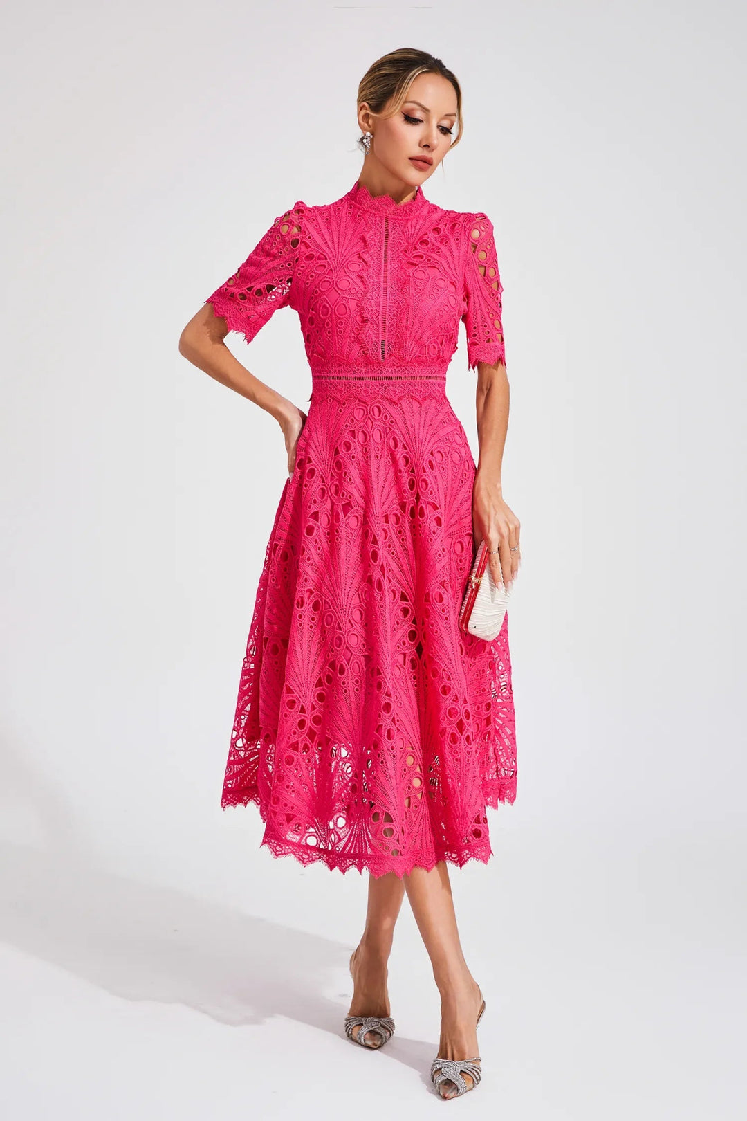 Komfortabel og elegant midikjole for dame, med fine blondeinnslag. Flott som bryllupsgjest eller festkjole.