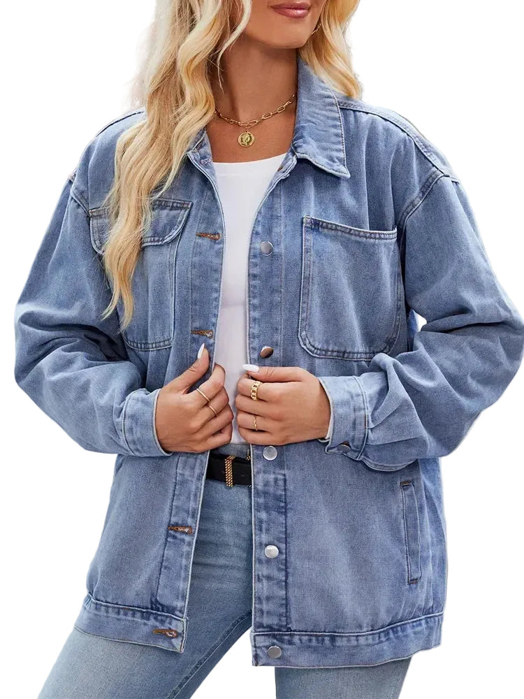 Lysblå overdimensjonert denimjakke for dame. Komfortabel, langermet med brystlommer, perfekt for avslappet stil.