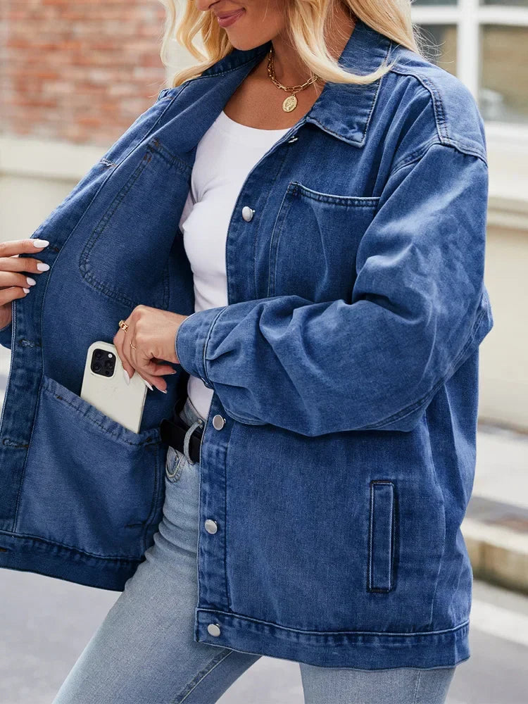 Svart overdimensjonert denimjakke for kvinner. Langermet med praktiske brystlommer, en moteriktig avslappet stil.