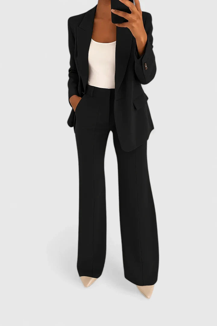 Komfortabelt todelt dame dressett. Allsidig antrekk for formelle anledninger, jobb eller elegant kveldsstil.