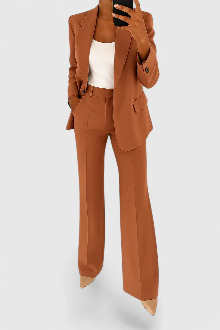 Rent design todelt dame dressett. Allsidig antrekk for en elegant og komfortabel look på jobb eller fest.