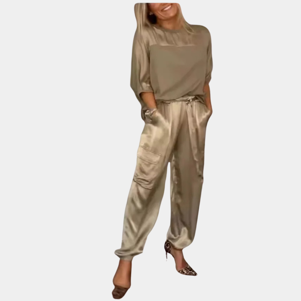 Kvinnens elegante todelt sett med korte ermer. Ideelt for fritid, vår og sommer. Stilrent design.
