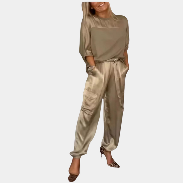 Kvinnens elegante todelt sett med korte ermer. Ideelt for fritid, vår og sommer. Stilrent design.