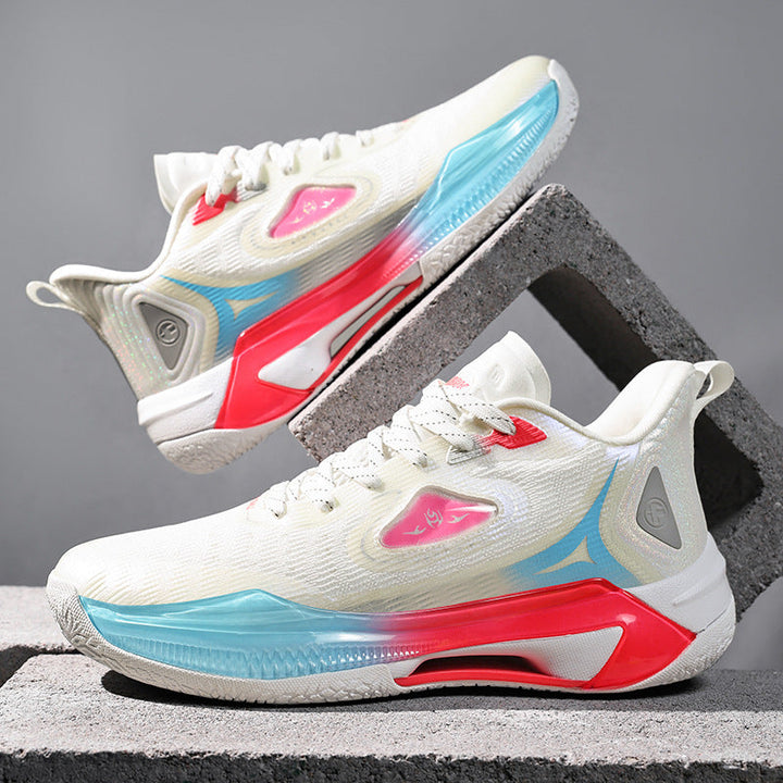 Nærbilde av pustende mesh på lettvekts basketballsko, designet for overlegen grep og ventilasjon under trening.