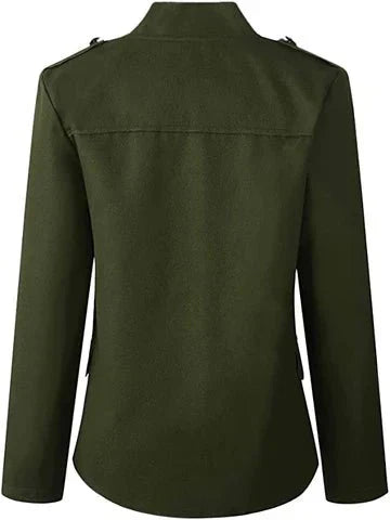 Moderne kvinners blazer med oppreist krage og knapplukking, ideell for et elegant hverdags- eller kontorantrekk.