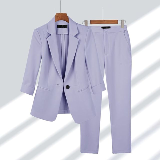 Tidløst kvinners blazer- og buksesett i elegant design, ideelt for vår- og høstklær. Profesjonelt kontorantrekk.