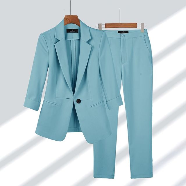 Kvinners elegante blazer og buksesett med figursydd passform. En klassisk stil for profesjonelle anledninger.