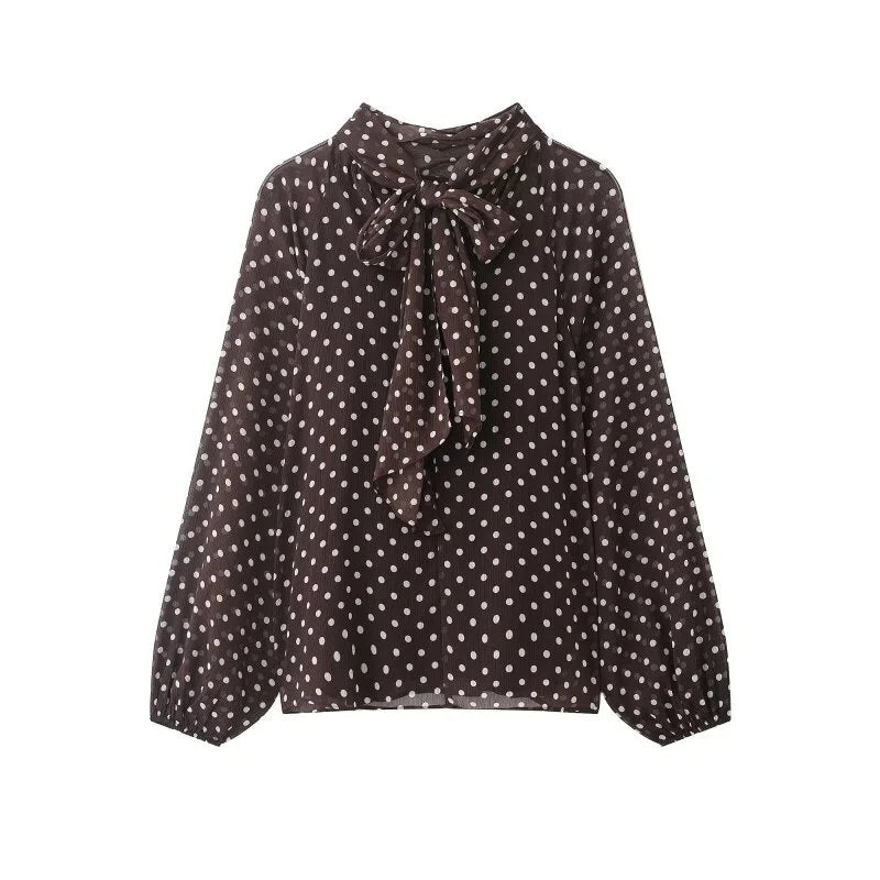 Stilig damebluse med polkaprikker, trendy lanterneermer og behagelig passform.