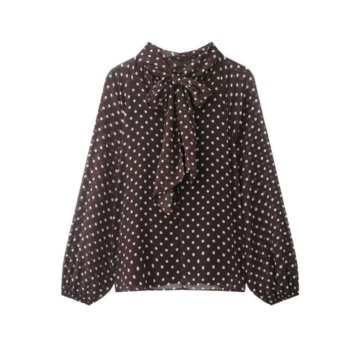 Stilig damebluse med polkaprikker, trendy lanterneermer og behagelig passform.