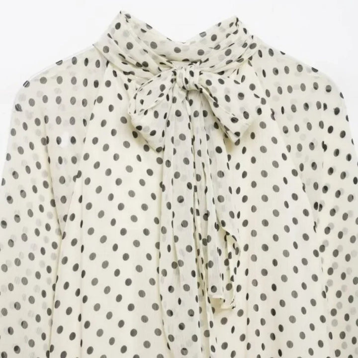 Allsidig polkaprikket bluse med lanterneermer, en moderne topp for damegarderoben.