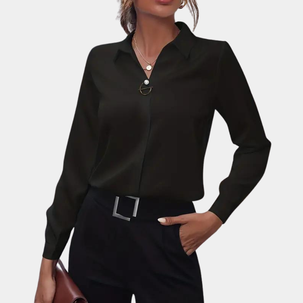 Nærbilde av elegant klassisk kvinnebluse, viser stoff og langermet design for allsidig bruk.