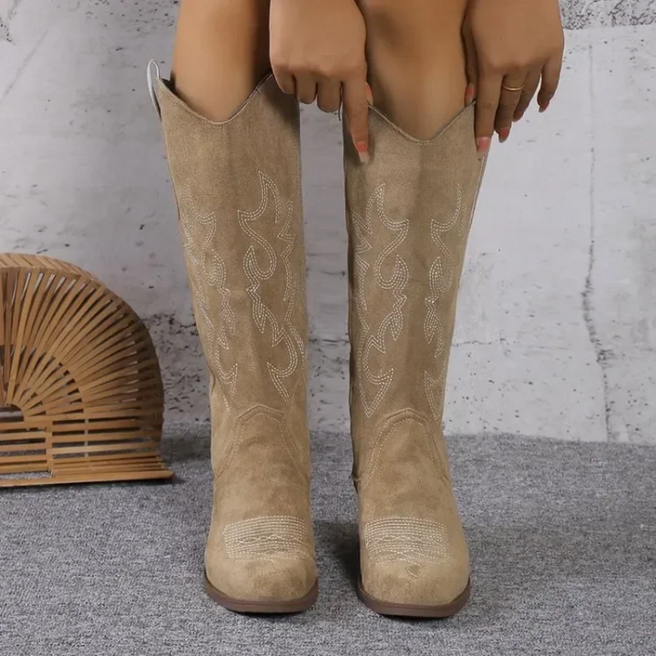 Dame støvler: Knielange cowboy støvler i beige, perfekt for en elegant og komfortabel look.
