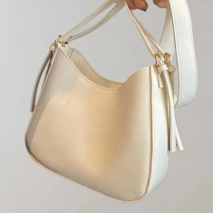 Chic, svart kvinners veske med ren struktur. Ideell crossbody-veske for en sofistikert look dag og kveld.