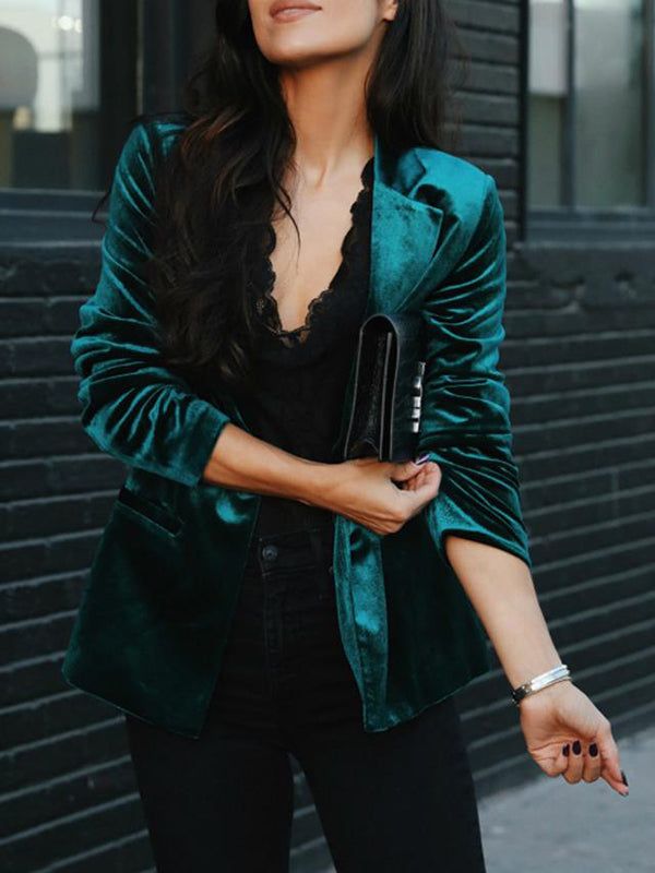 Stilren fløyelsblazer i retrostil for damer. Langermet, elegant kvinneblazer ideell for festantrekk eller hverdagsmote.