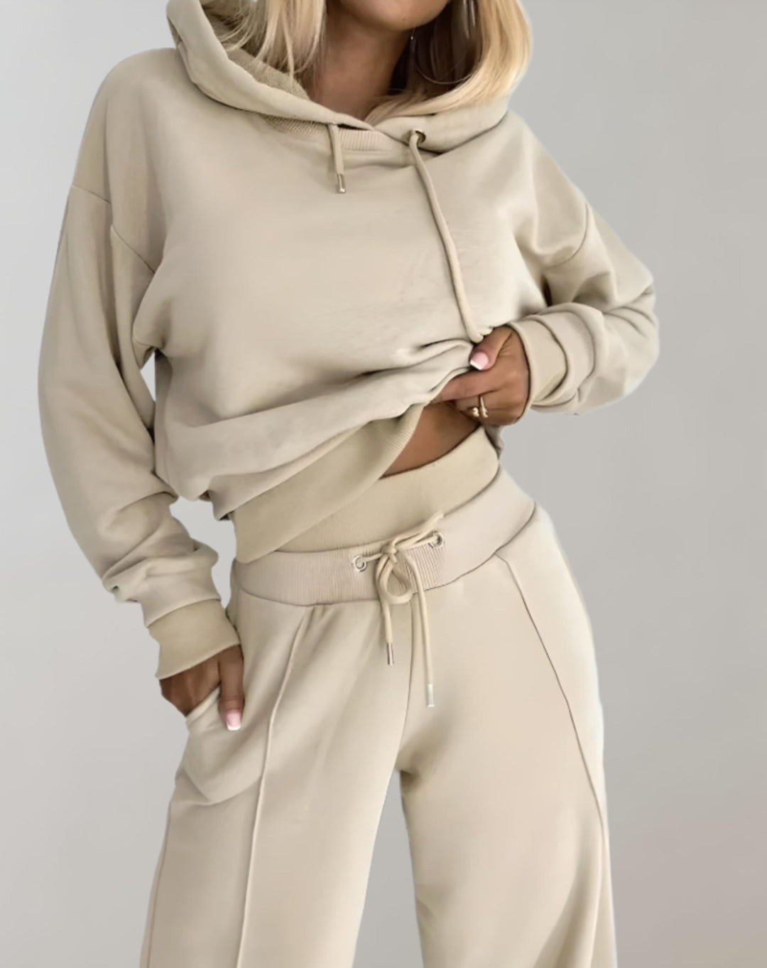 Sporty joggedresssett for kvinner med hettegenser og bukse, perfekt for behagelig og avslappet fritid.