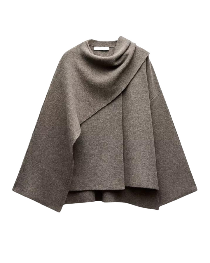 Frontvisning av moderne, drapert kappefrakk for kvinner, med elegant krage og lukking.