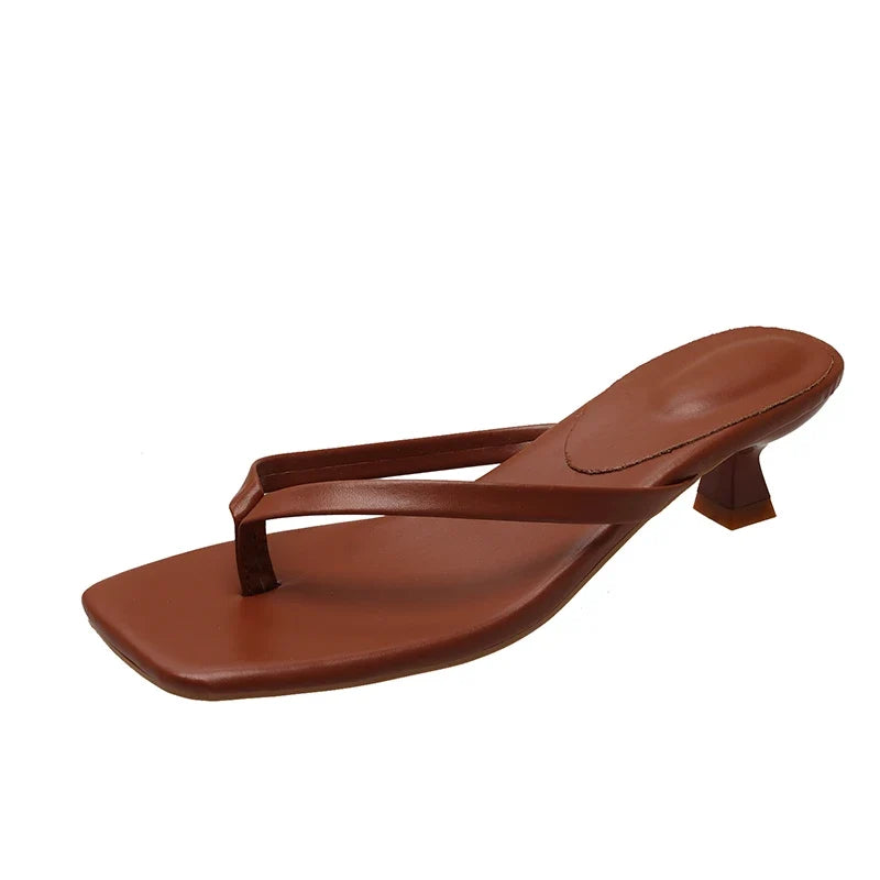 Casual kvinnesandaler med lav hæl, ideelle for sommer, fritid og en avslappet stil.