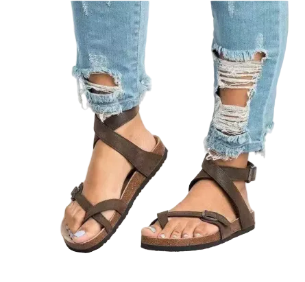 Brune damesandaler med justerbare stropper, åpen tå og profilert såle for komfortabel hverdagsbruk om sommeren.