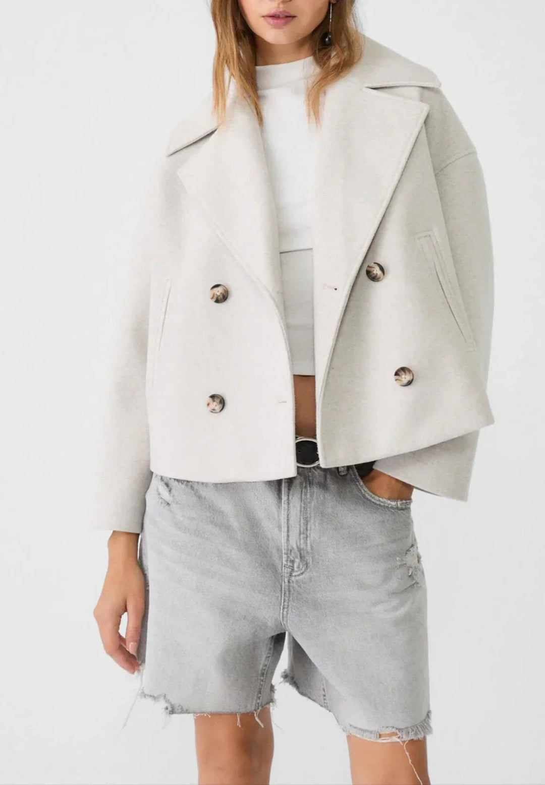 Allsidig kort blazer for kvinner, dobbeltspent. Kombiner med bukser eller skjørt for en elegant look på jobb.