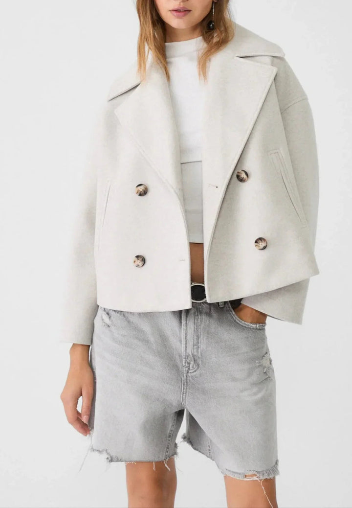 Allsidig kort blazer for kvinner, dobbeltspent. Kombiner med bukser eller skjørt for en elegant look på jobb.