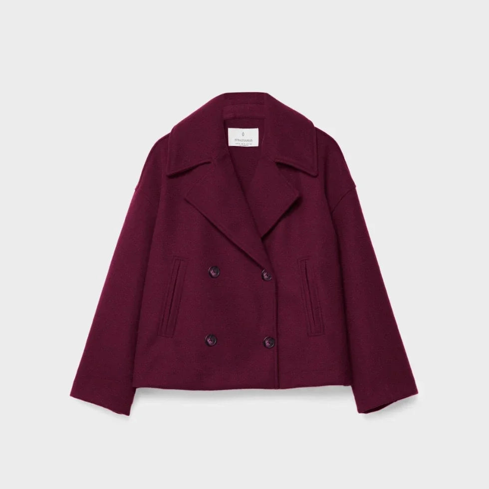 Stilfull kort dobbeltspent dameblazer. Enkel å style for både formelle og uformelle anledninger, et must-have.