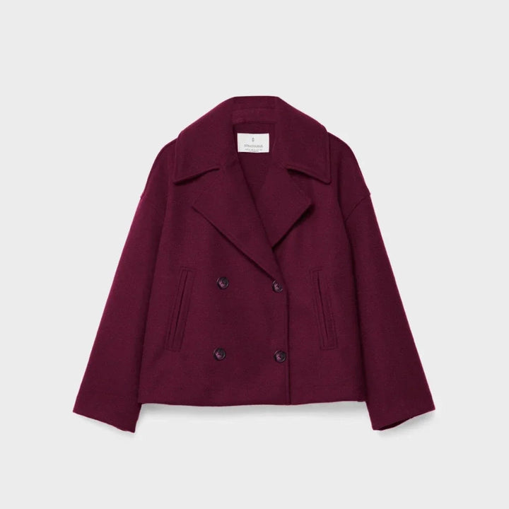 Stilfull kort dobbeltspent dameblazer. Enkel å style for både formelle og uformelle anledninger, et must-have.