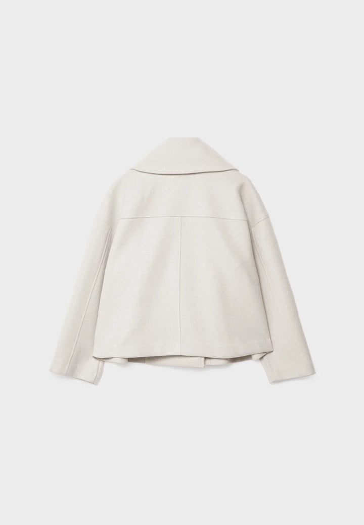 Kvinners dobbeltspent kort blazer i klassisk design. Tidløs og elegant for formelle anledninger & fest.