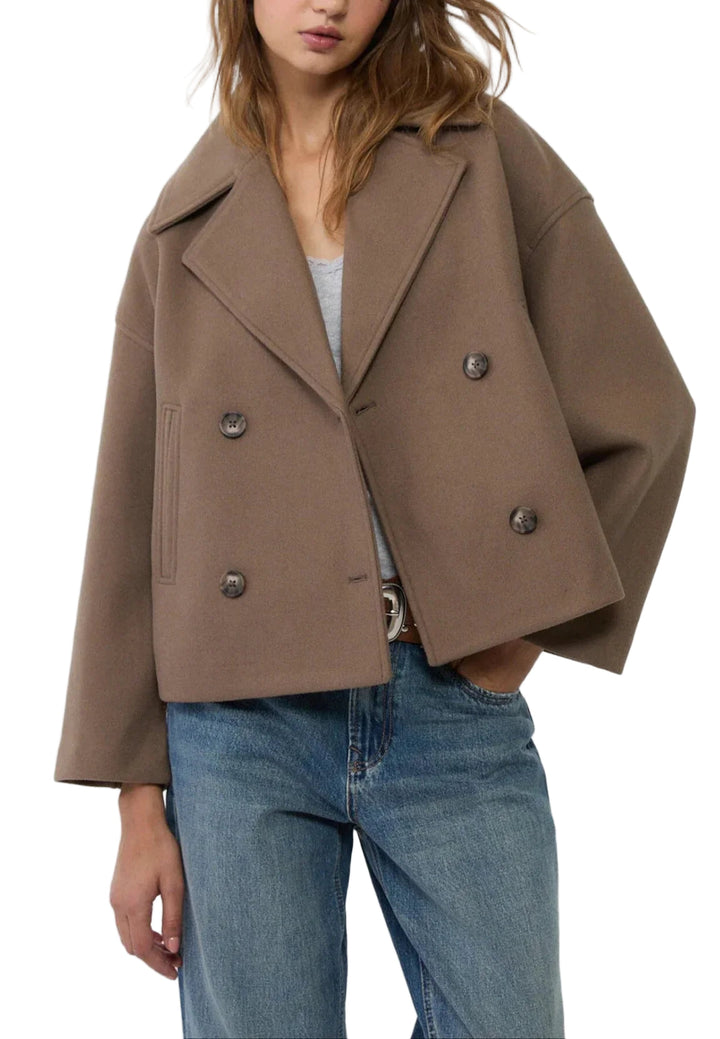 Klassisk kort dobbeltspent blazer for kvinner. Elegant og stilren dameblazer perfekt for business & fest.
