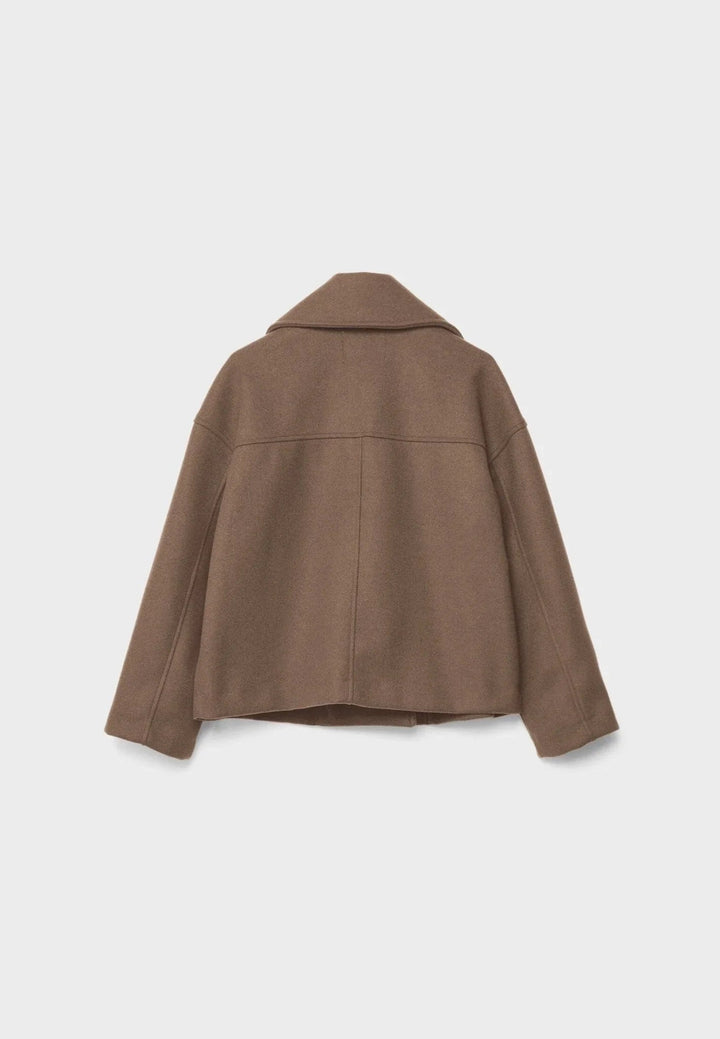 Elegant kort blazer for kvinner. Dobbeltspent design gir et sofistikert uttrykk, ideell for business & hverdags.