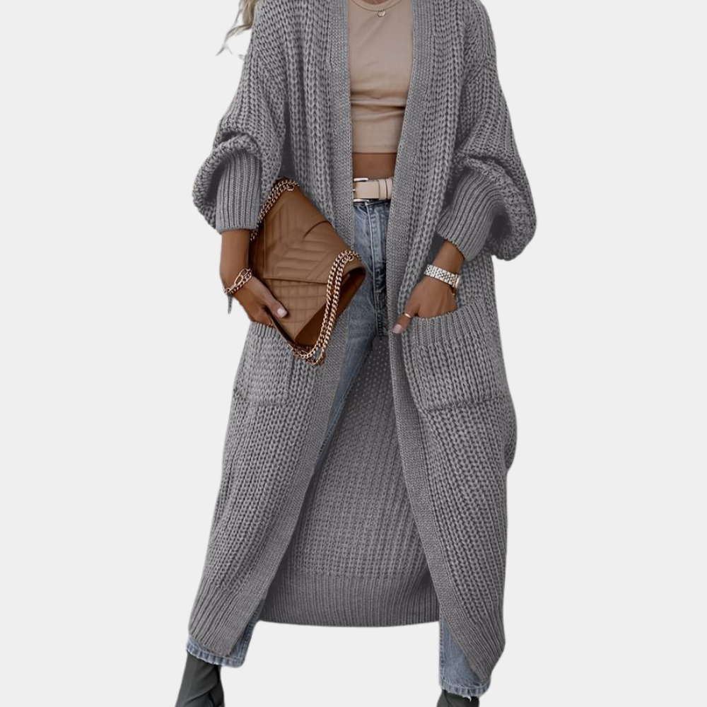 Detaljert bilde av lang strikkejakke for kvinner i elegant design. Komfortabel og varm cardigan for dameklær.
