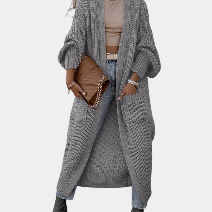 Detaljert bilde av lang strikkejakke for kvinner i elegant design. Komfortabel og varm cardigan for dameklær.