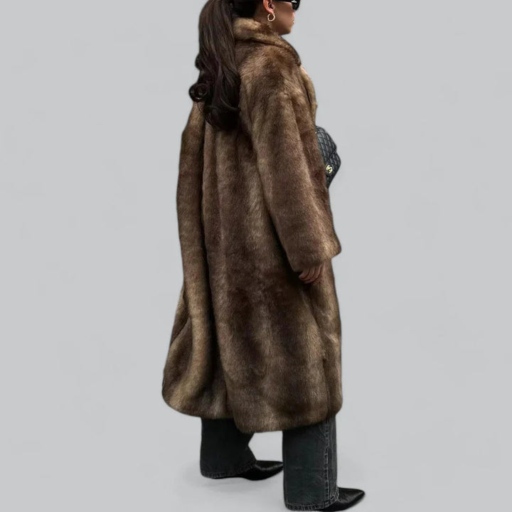Stilig lang brun trenchcoat for kvinner med oversized passform. Trendy damejakke for vinter og høst.