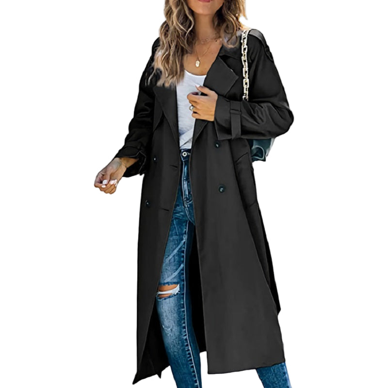 Elegant kvinners lang trenchcoat i klassisk stil med dobbeltspent front, perfekt som vår- eller høstjakke.