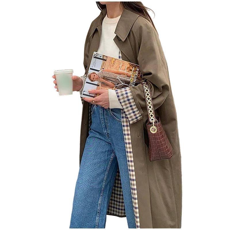 Elegant kakigrønn trenchcoat for kvinner med klassisk design og tidløst rutetfôr. Perfekt ytterjakke.