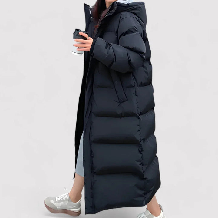 Hvit lang pufferparka til dame. Vanntett vinterjakke for kaldt vær. Komfortabelt yttertøy.