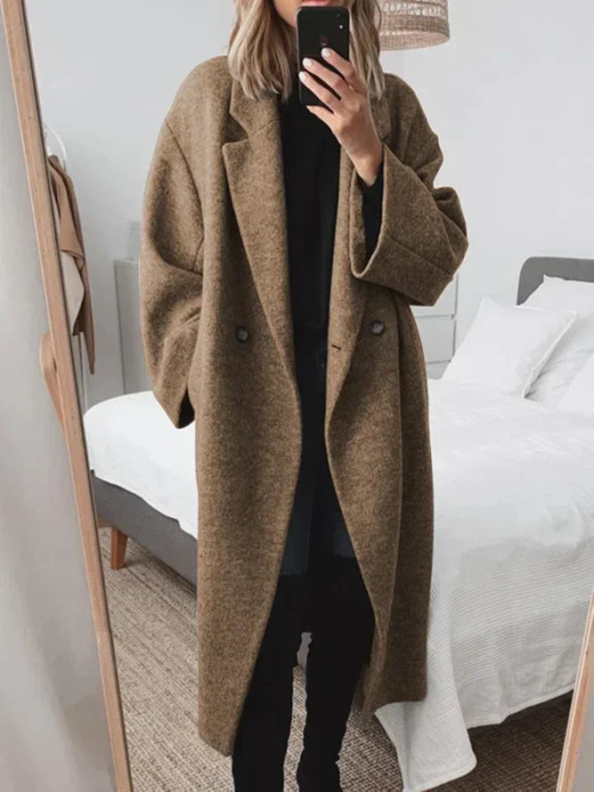 Elegant kvinners vinterjakke i klassisk stil. Lang modell for ekstra varme og komfort i kaldt vær.