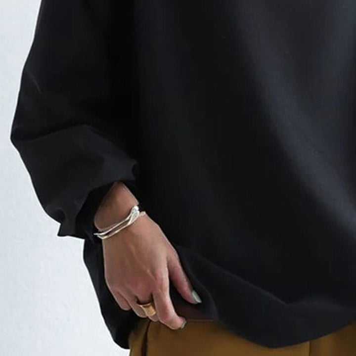 Basic langermet topp for kvinner, høy hals. Komfortabel og stilren for en moderne garderobe.