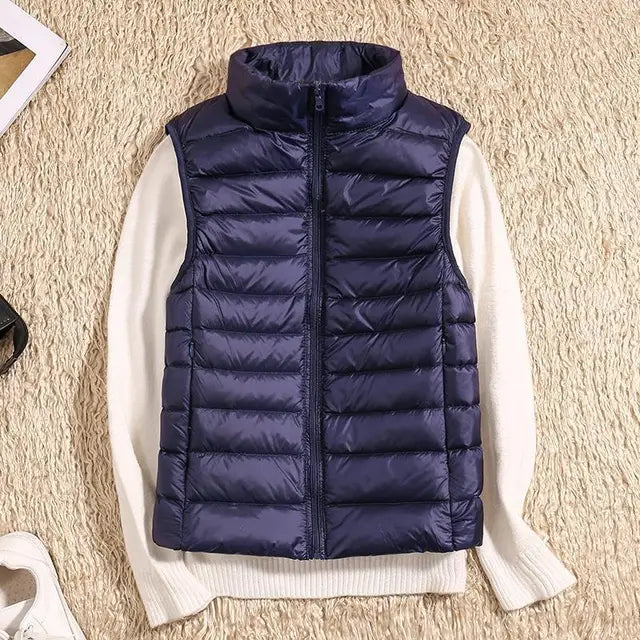 Komfortabel og varm puffervest for kvinner. Lettvektsmodell med glidelås, ideell for lagpålag.