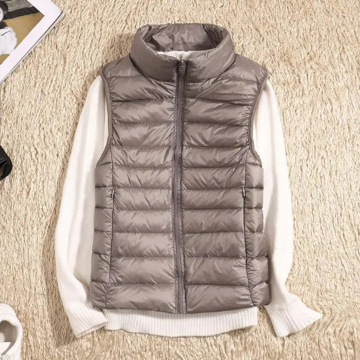 Moderne lett puffervest for kvinner. Stilfull og varm vintervest med glidelås, et must-have plagg.