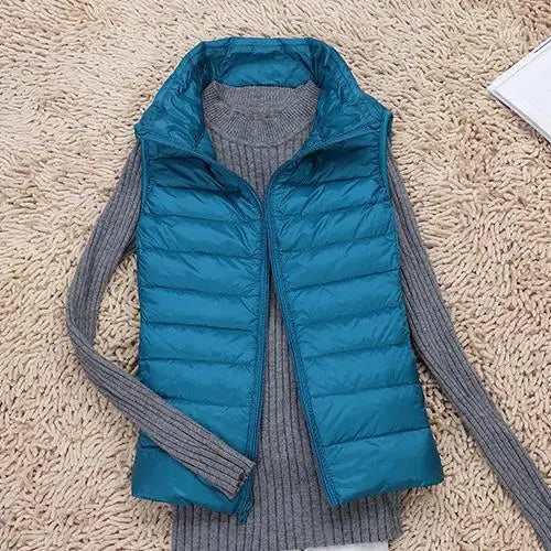 Lettvekts puffervest for damer i klassisk design. Ideell som lagpålag plagg for kjølige dager.