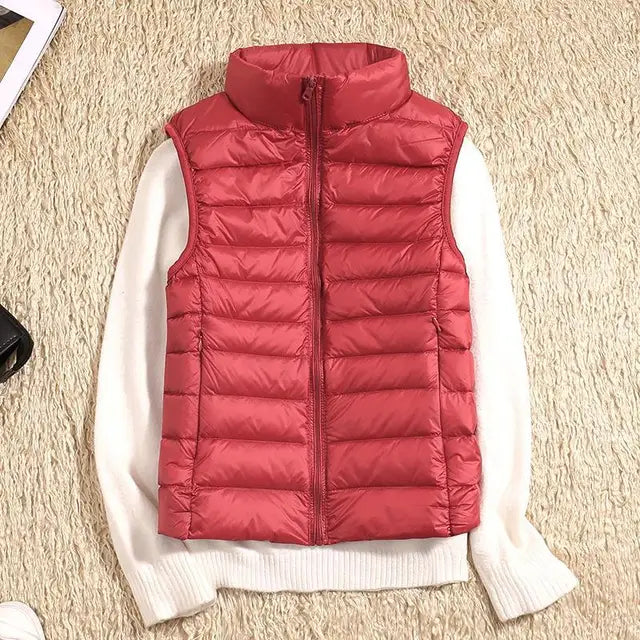 Varm puffervest til kvinner, lett og med glidelås. Optimal for lagpålag om vinteren, stilfull design.
