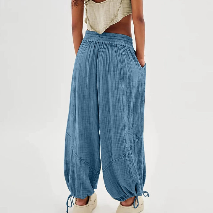 Trendy løse bukser for kvinner, med vide ben og snøring, ideelle for en avslappet sommerstil.