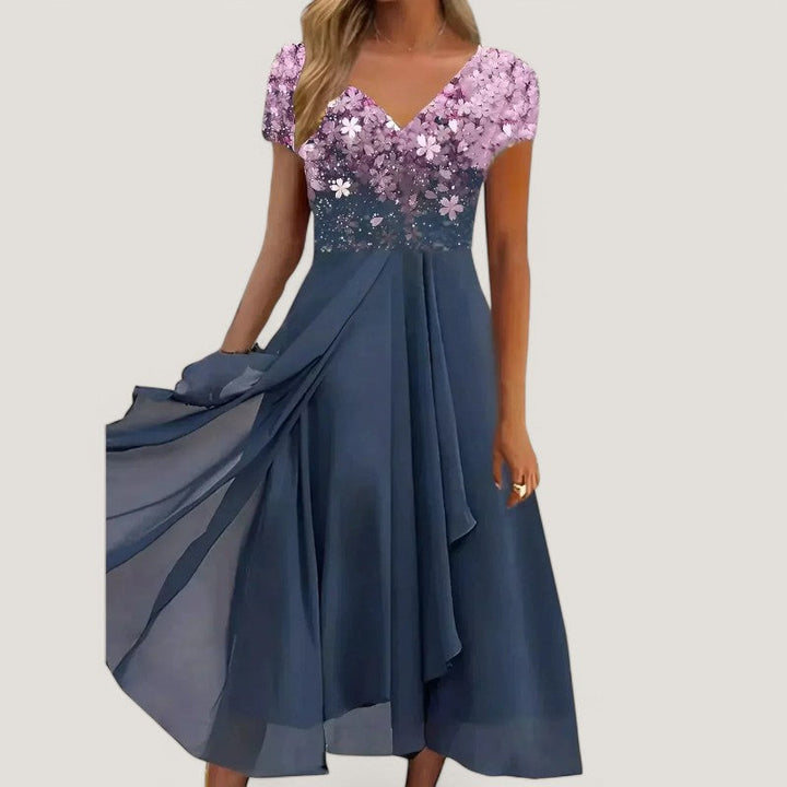 Stilig blomstret midi kjole med kort erme og luftig stoff, gir en komfortabel og flatterende silhuett.