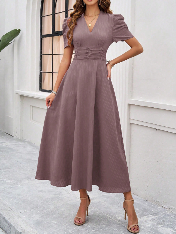 Festklar midi kjole for kvinner med elegant V-hals, markerte puffermer og flott A-linje design.